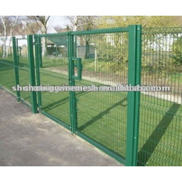 Farm area enclosure wire mesh fence and gate